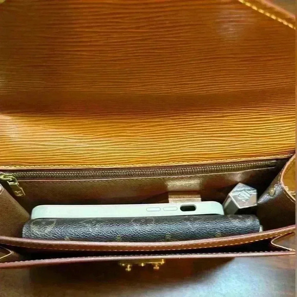 Authentic vintage Louis Vuitton epi clutch ~ brown - Picture 15 of 16